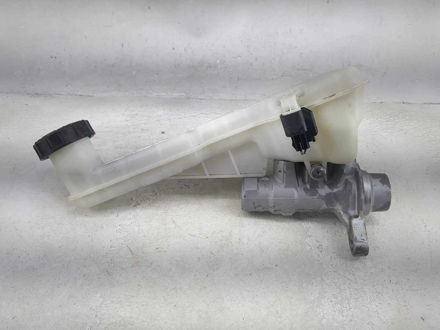 2017-2020 Ford Fusion Brake Master Cylinder 1490906 - Oemusedautoparts1.com