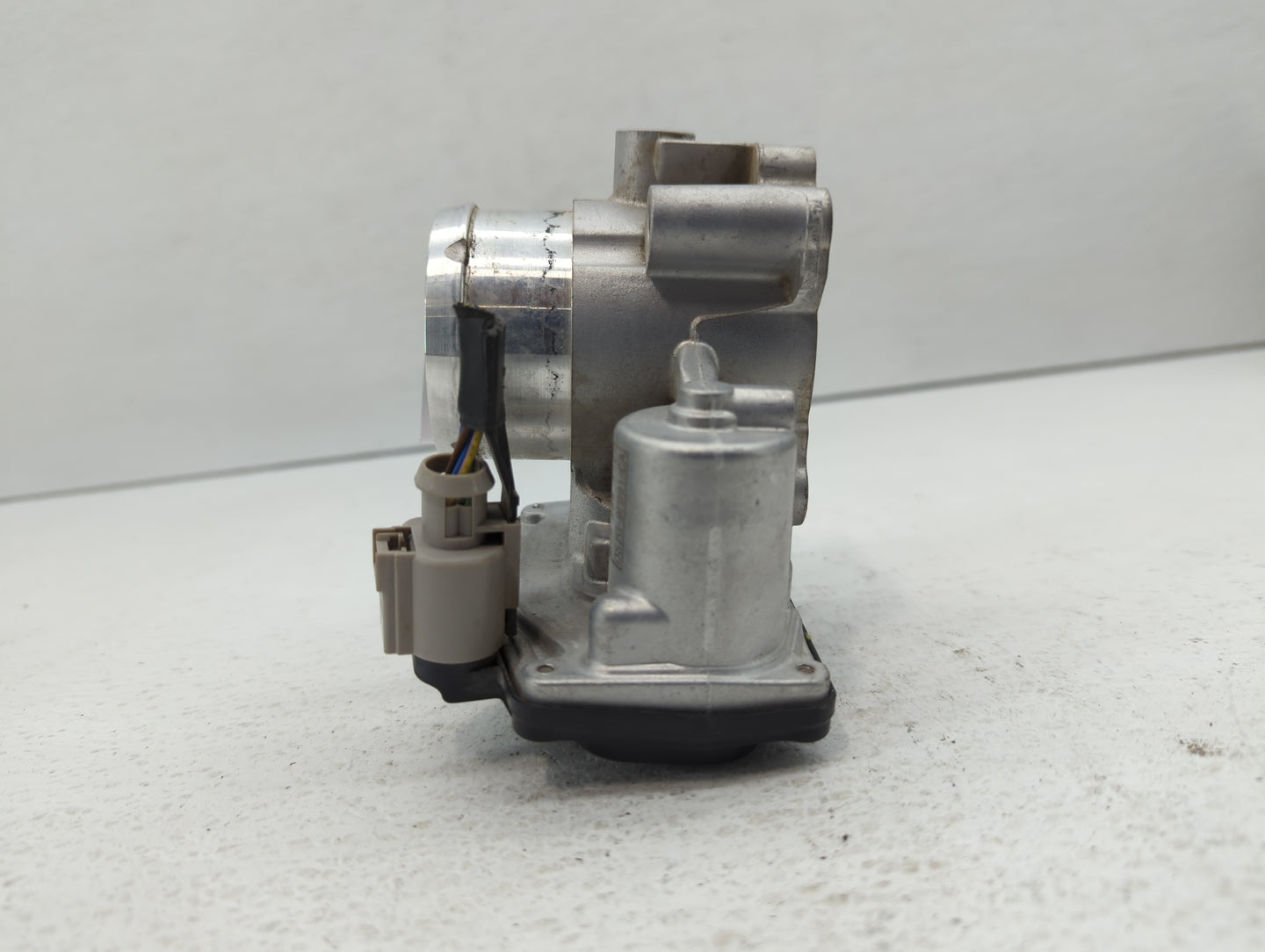 2014-2020 Ford Fusion Throttle Body P/N:DS7G-9F991-CA Fits Fits 2014 2015 2016 2017 2018 2019 2020 OEM Used Auto Parts - Oem