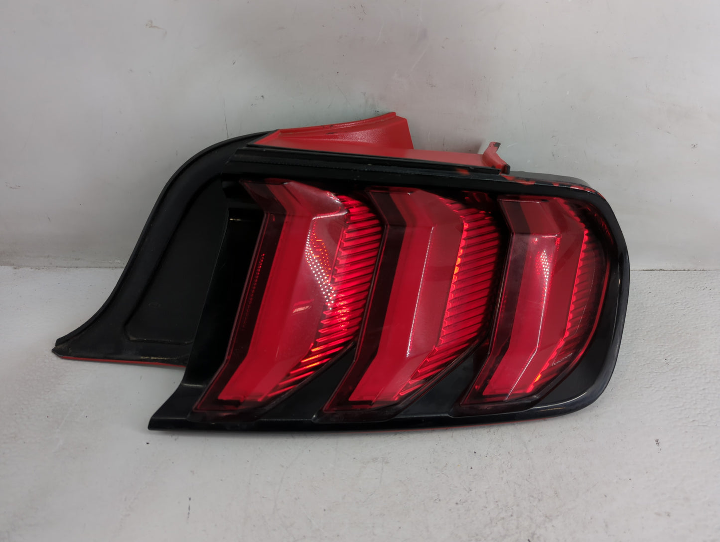 2018-2022 Ford Mustang Tail Light Assembly Passenger Right OEM P/N:JR3B-13B504-B JR3B-13B504-A Fits Fits 2018 2019 2020 2021
