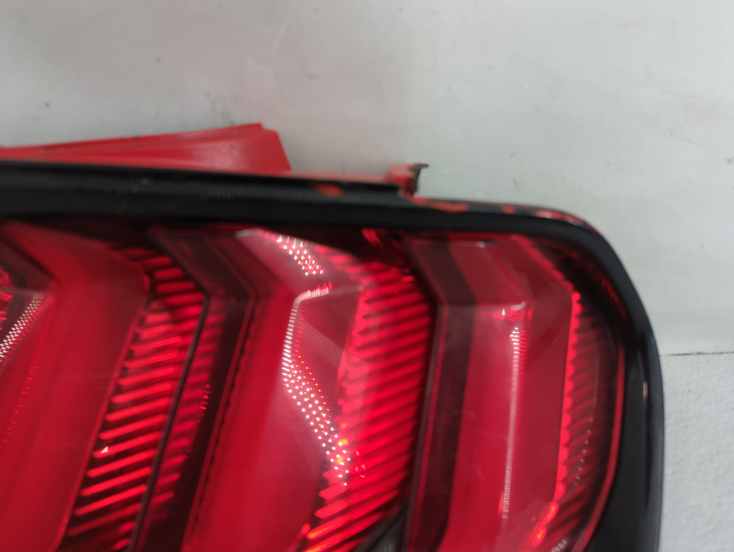2018-2022 Ford Mustang Tail Light Assembly Passenger Right OEM P/N:JR3B-13B504-B JR3B-13B504-A Fits Fits 2018 2019 2020 2021