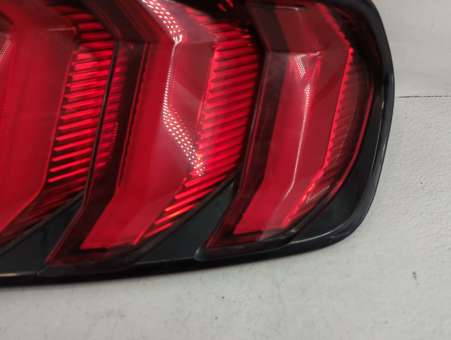 2018-2022 Ford Mustang Tail Light Assembly Passenger Right OEM P/N:JR3B-13B504-B JR3B-13B504-A Fits Fits 2018 2019 2020 2021