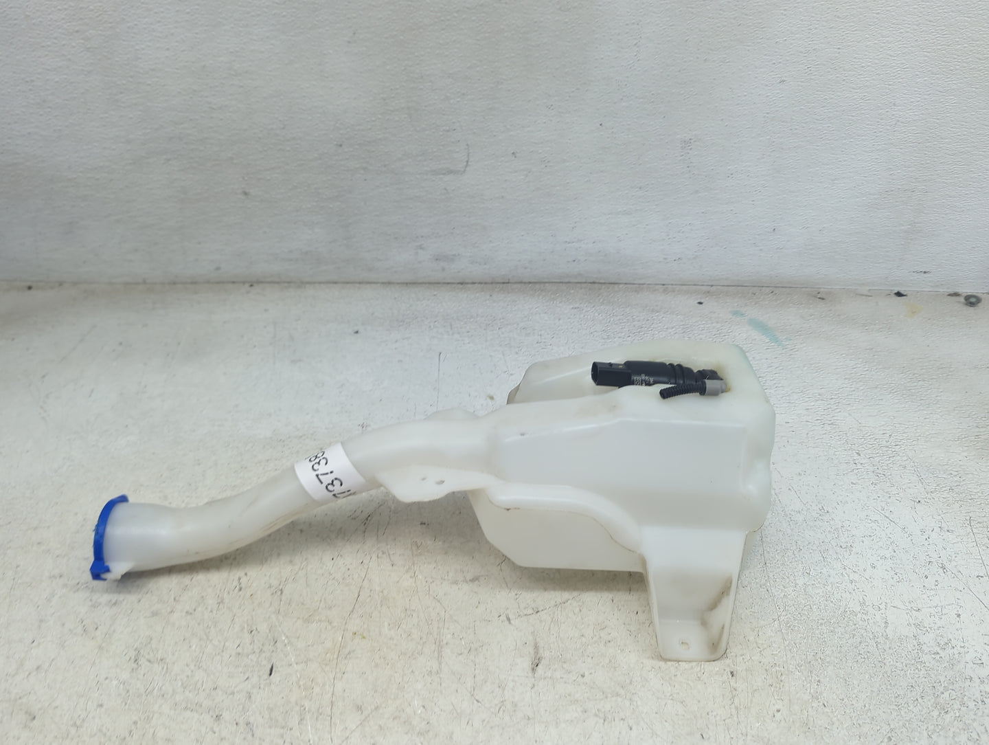 Ford Mustang Windshield Washer Fluid Reservoir Bottle Oem 1473738 - Oemusedautoparts1.com