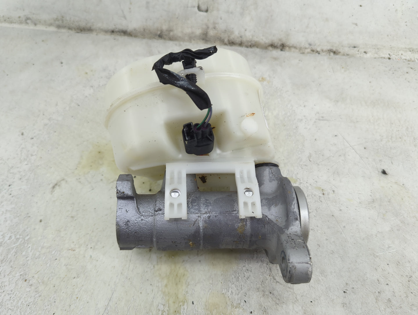 2015-2022 Ford Mustang Brake Master Cylinder 1492231 - Oemusedautoparts1.com