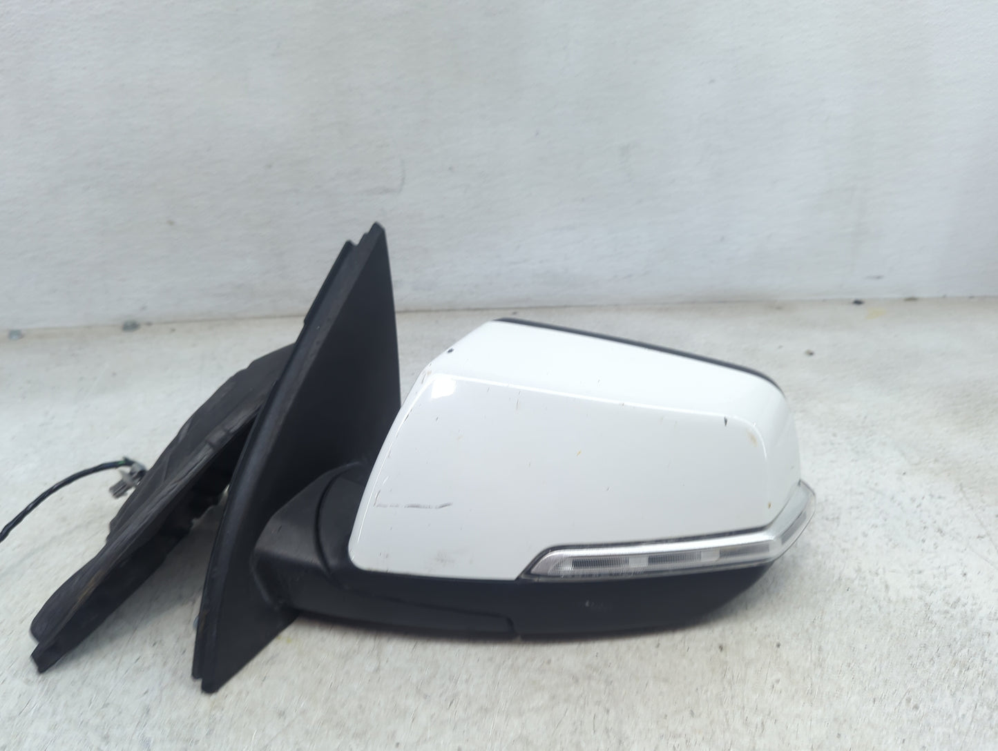 2020-2022 Gmc Acadia Driver Side View Mirror - Left Door Mirror OEM Used - Oemusedautoparts1.com