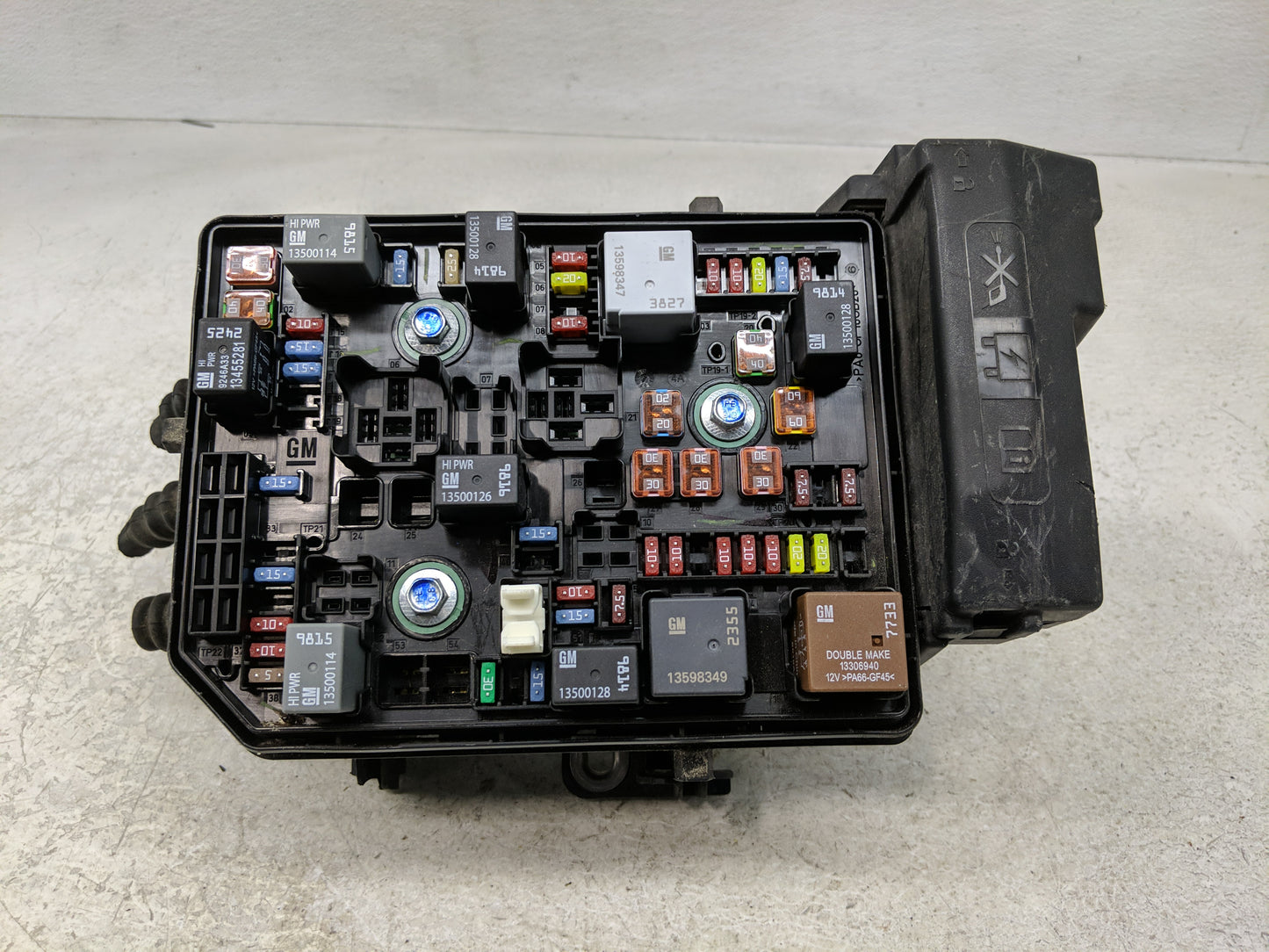 2018-2021 Gmc Terrain Fusebox Fuse Box Panel Relay Module P/N:812461952 Fits Fits 2018 2019 2020 2021 2022 OEM Used Auto Par