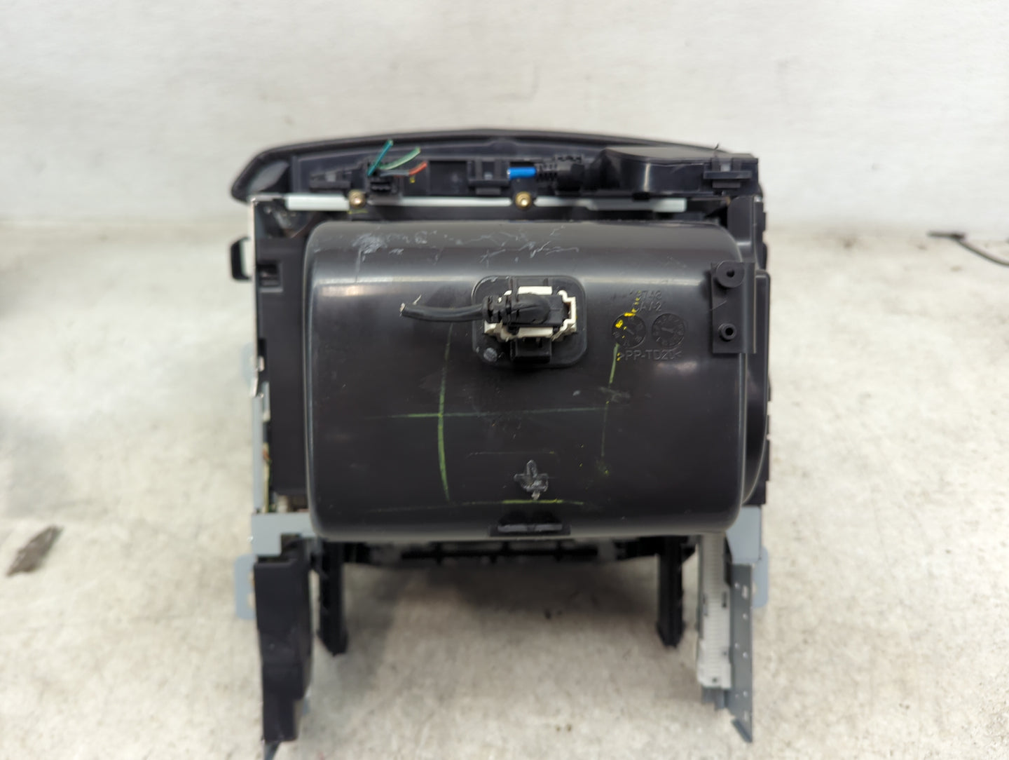 2020 Gmc Yukon Radio AM FM Cd Player Receiver Replacement P/N:94G3 8205 Fits OEM Used Auto Parts - Oemusedautoparts1.com
