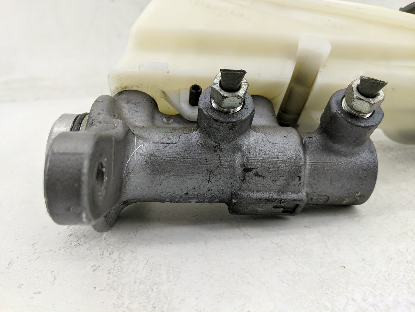 2016-2021 Honda Civic Brake Master Cylinder 1311394 - Oemusedautoparts1.com