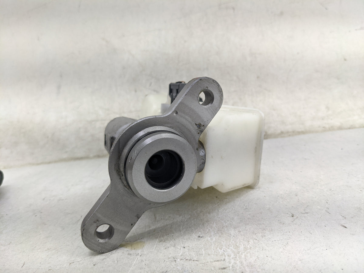 2016-2020 Honda Civic Brake Master Cylinder 1467573 - Oemusedautoparts1.com