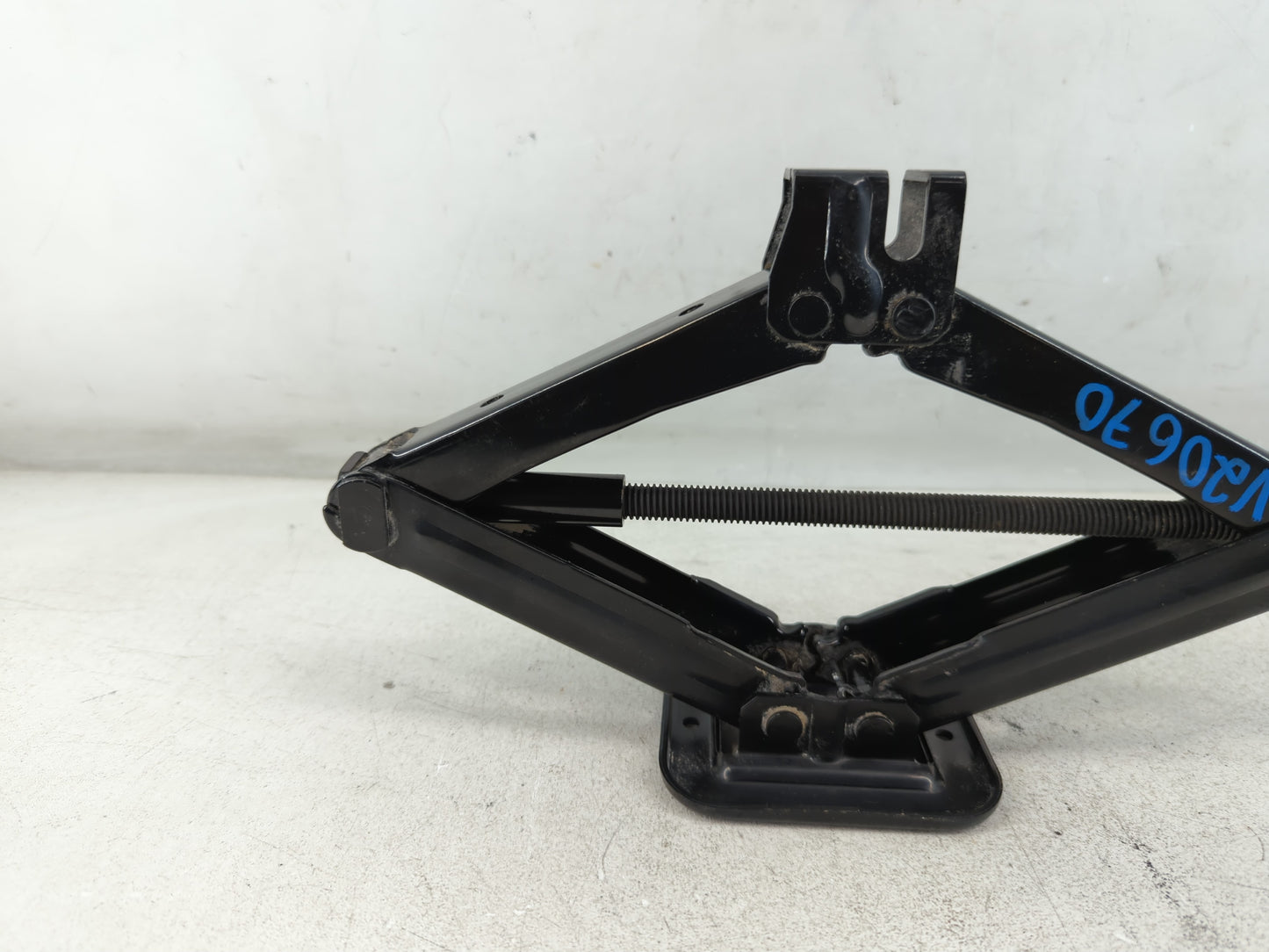 2020 Hyundai Elantra Spare Scissor Car Jack - Oemusedautoparts1.com