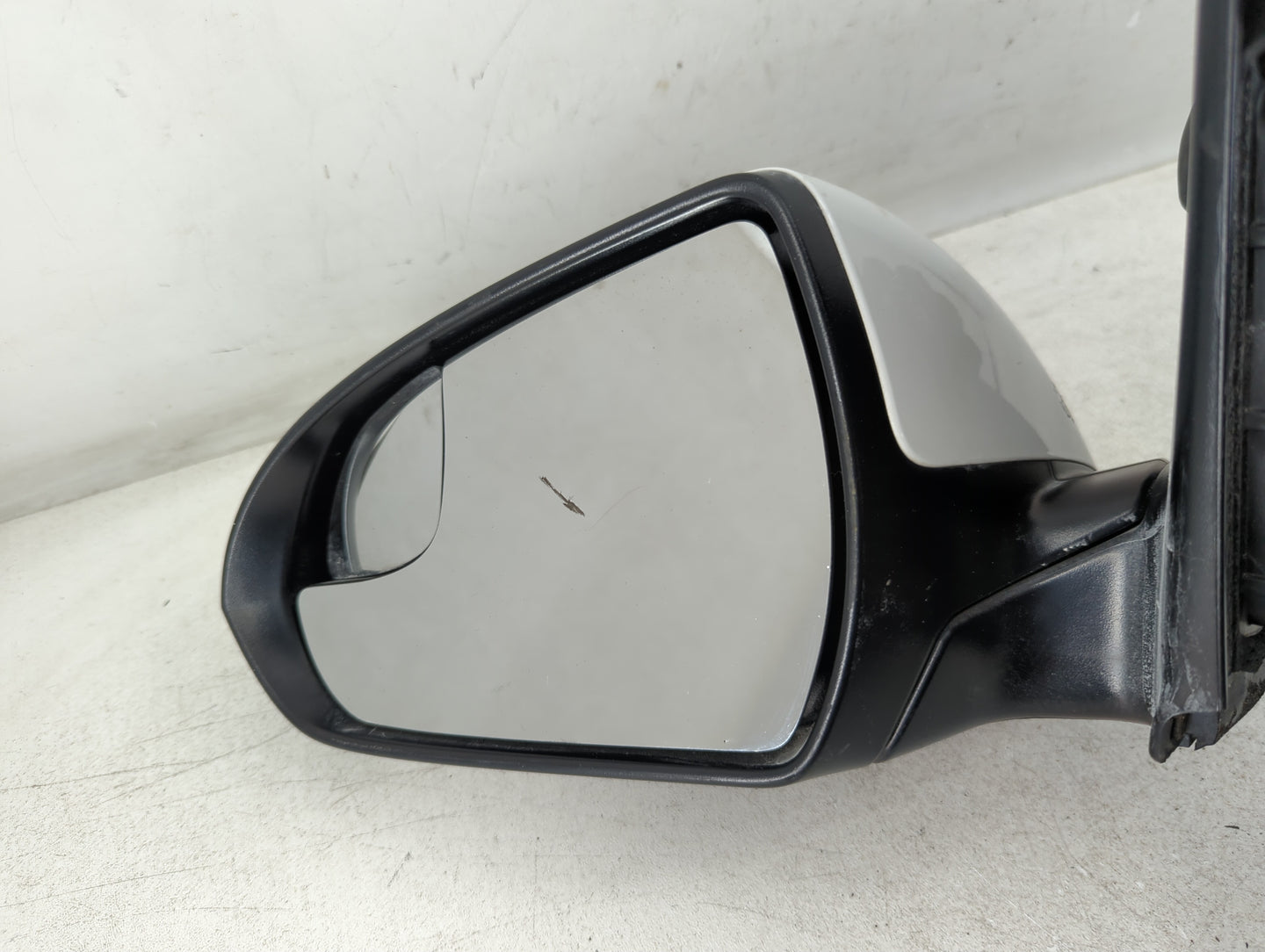 2017-2020 Hyundai Elantra Driver Side View Mirror - Left Door Mirror OEM Used - Oemusedautoparts1.com