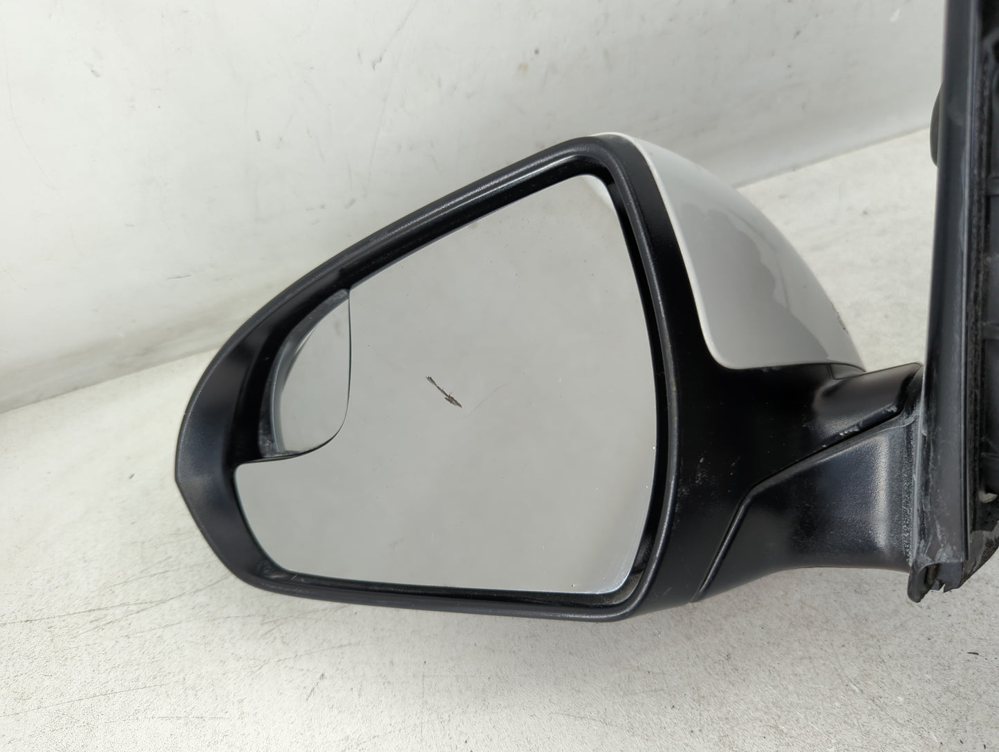 2017-2020 Hyundai Elantra Driver Side View Mirror - Left Door Mirror OEM Used - Oemusedautoparts1.com