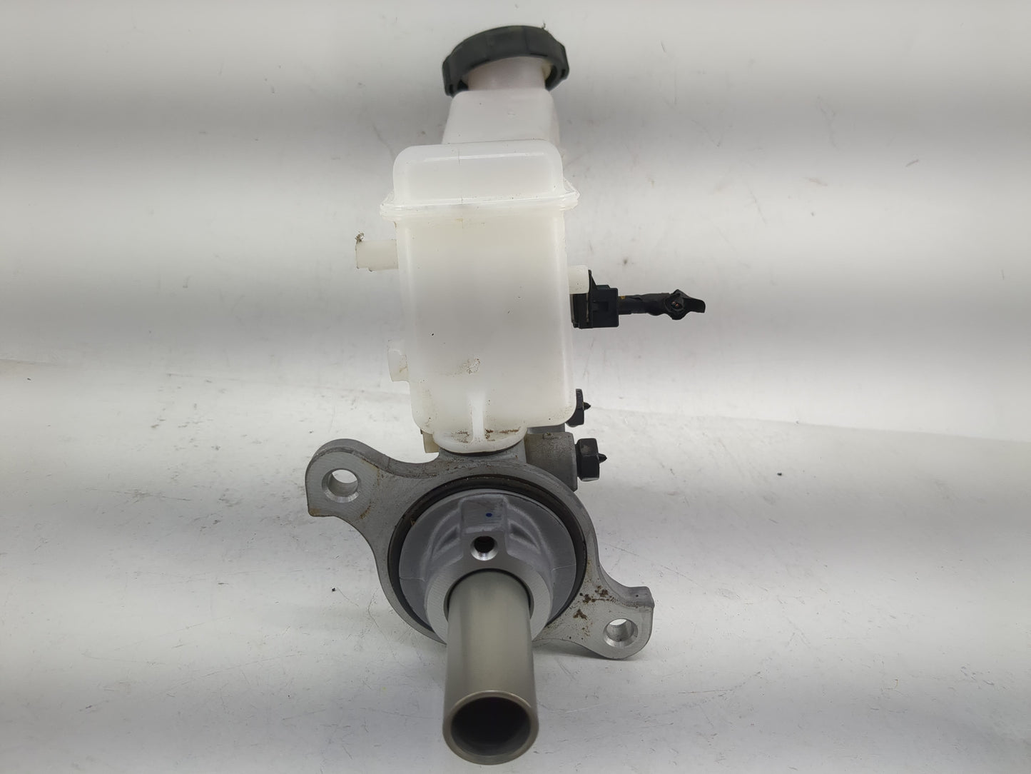 2020-2020 Hyundai Elantra Brake Master Cylinder 1220890 - Oemusedautoparts1.com