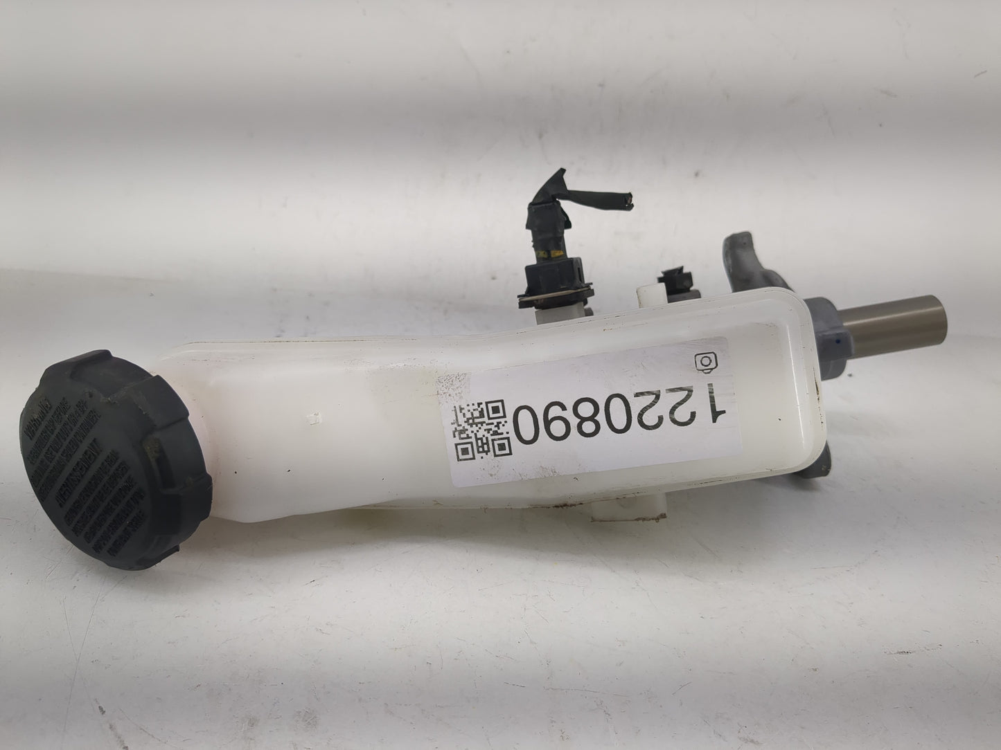 2020-2020 Hyundai Elantra Brake Master Cylinder 1220890 - Oemusedautoparts1.com