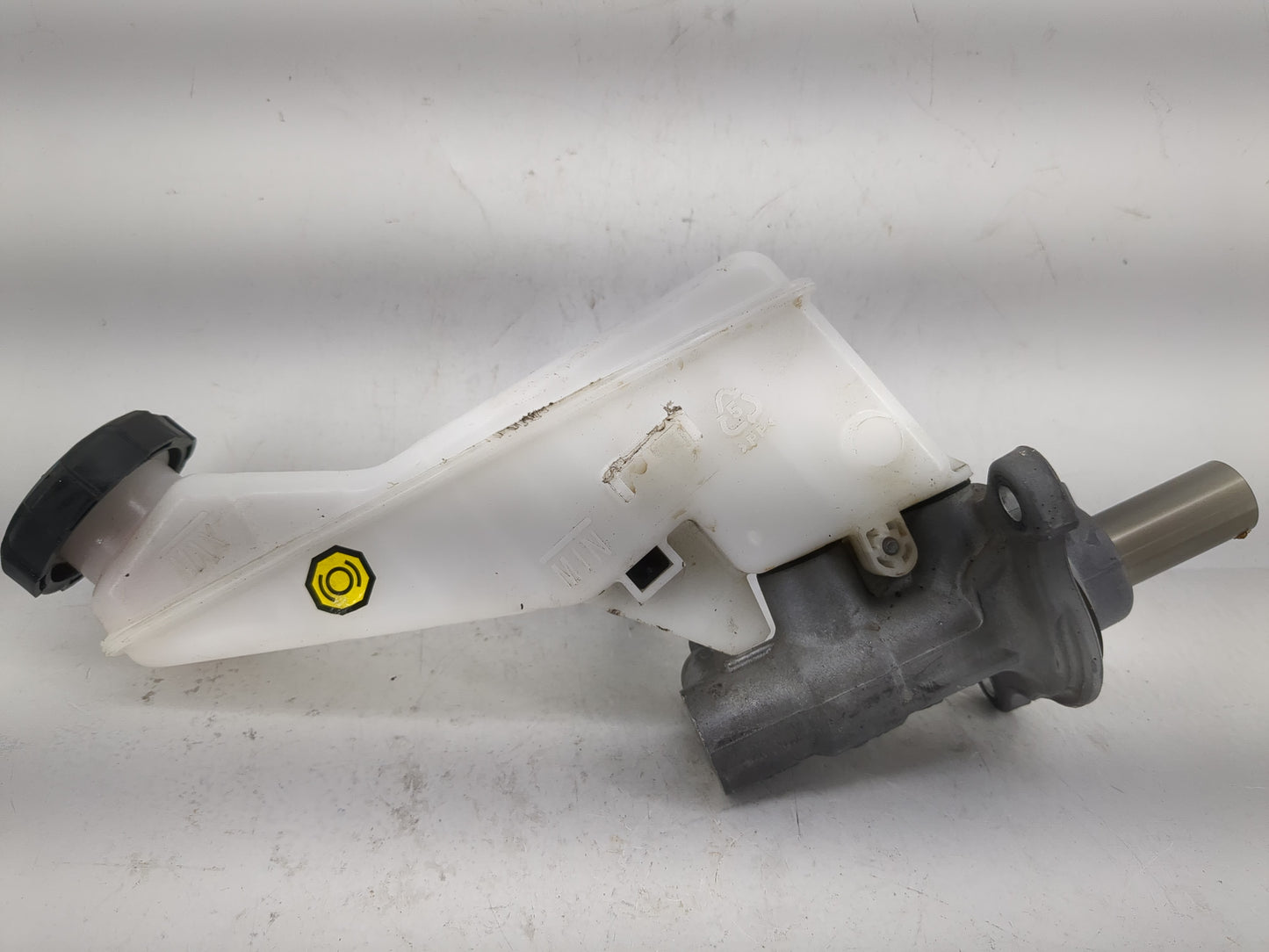 2020-2020 Hyundai Elantra Brake Master Cylinder 1220890 - Oemusedautoparts1.com