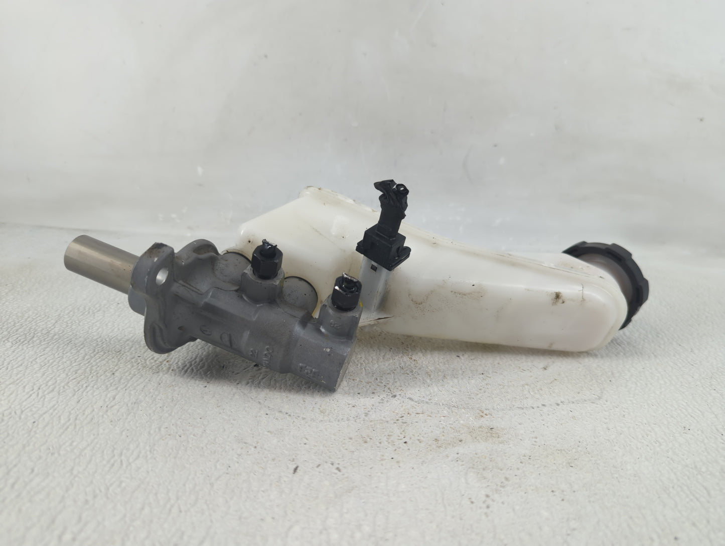 2020-2020 Hyundai Elantra Brake Master Cylinder - Oemusedautoparts1.com