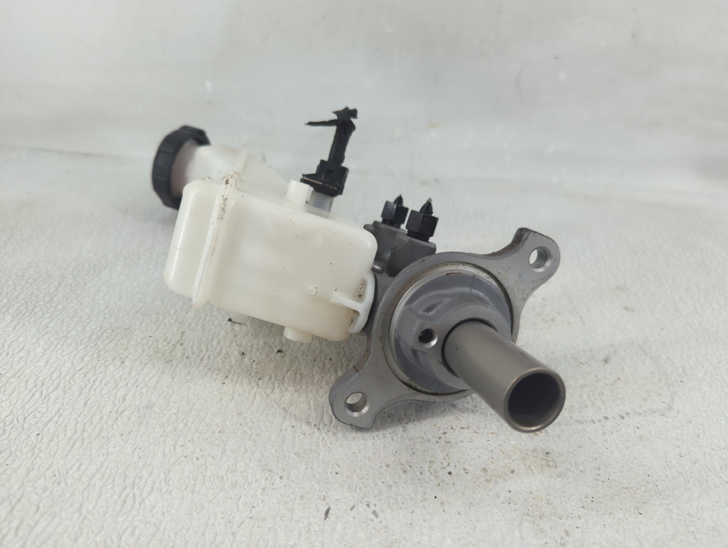 2020-2020 Hyundai Elantra Brake Master Cylinder - Oemusedautoparts1.com
