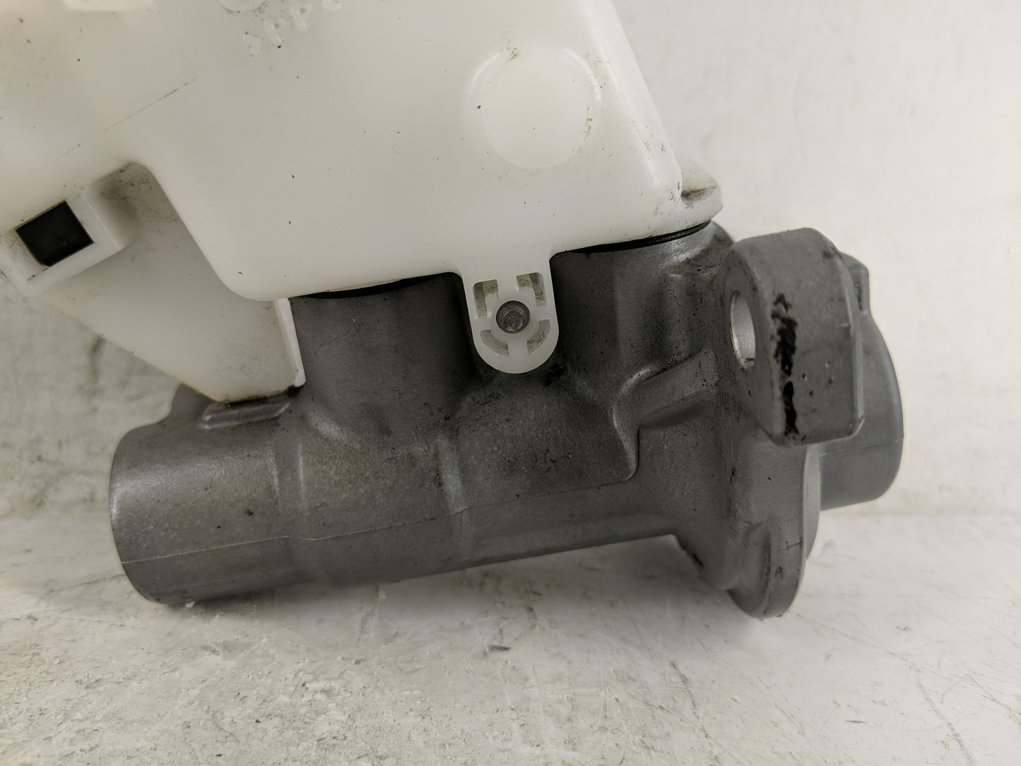 2020-2020 Hyundai Elantra Brake Master Cylinder 1221124 - Oemusedautoparts1.com