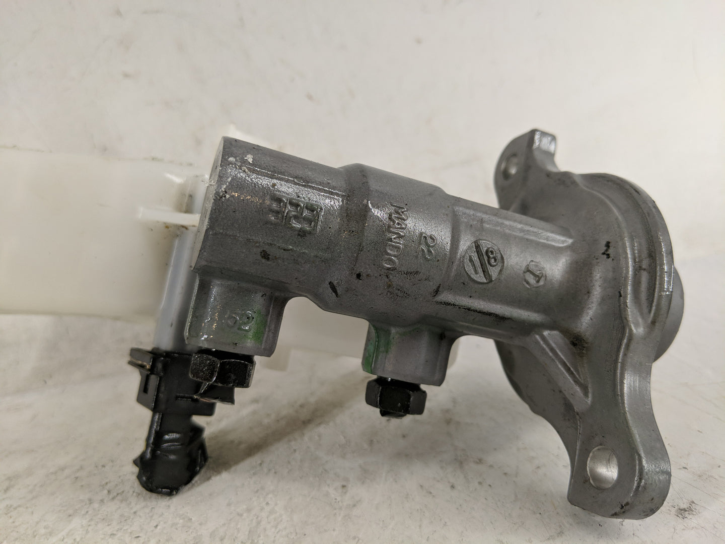 2020-2020 Hyundai Elantra Brake Master Cylinder 1221124 - Oemusedautoparts1.com