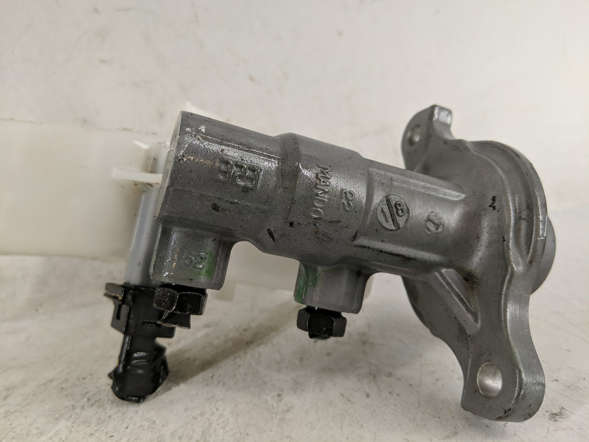 2020-2020 Hyundai Elantra Brake Master Cylinder 1221124 - Oemusedautoparts1.com
