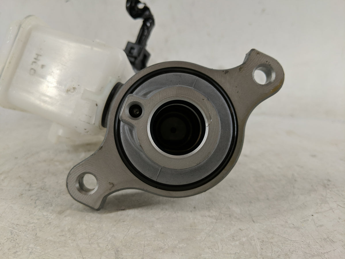2020-2020 Hyundai Elantra Brake Master Cylinder 1221124 - Oemusedautoparts1.com