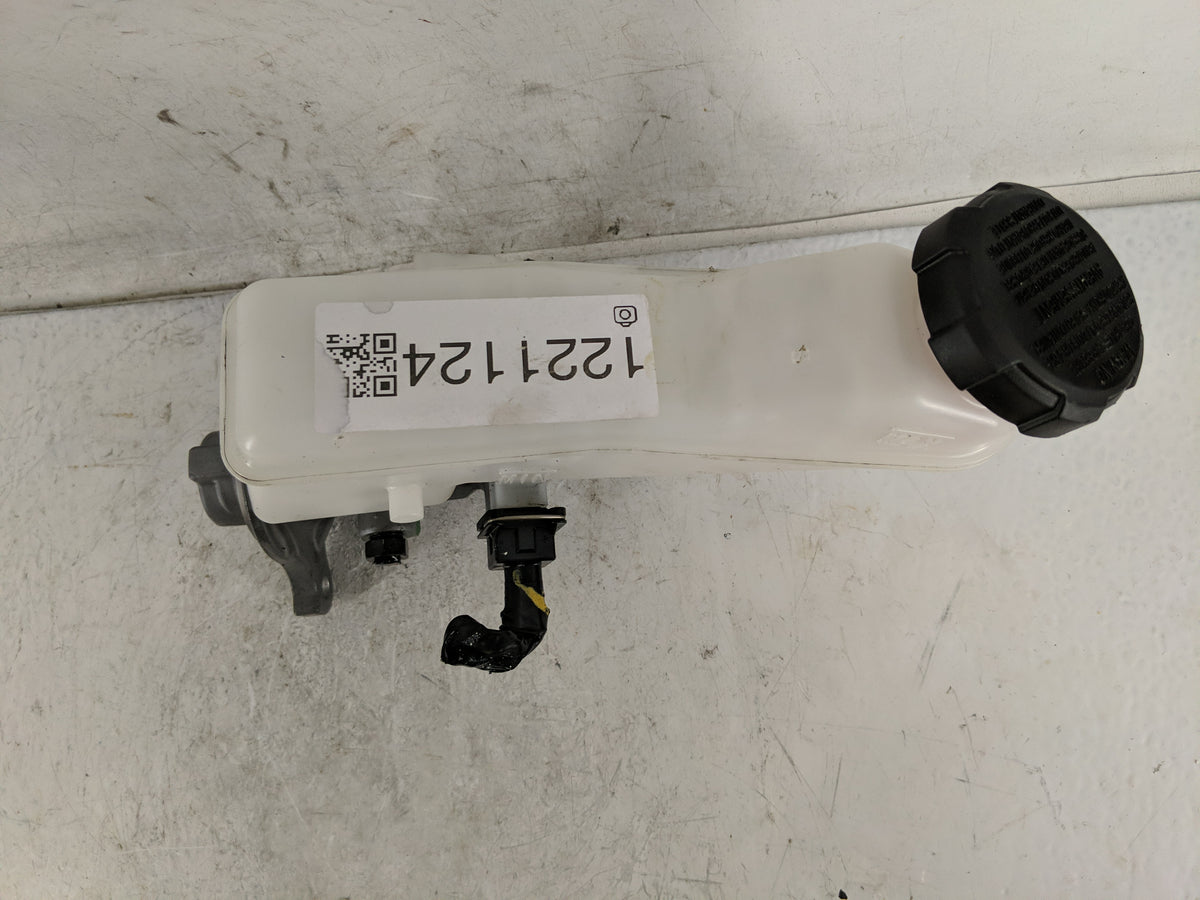 2020-2020 Hyundai Elantra Brake Master Cylinder 1221124 - Oemusedautoparts1.com