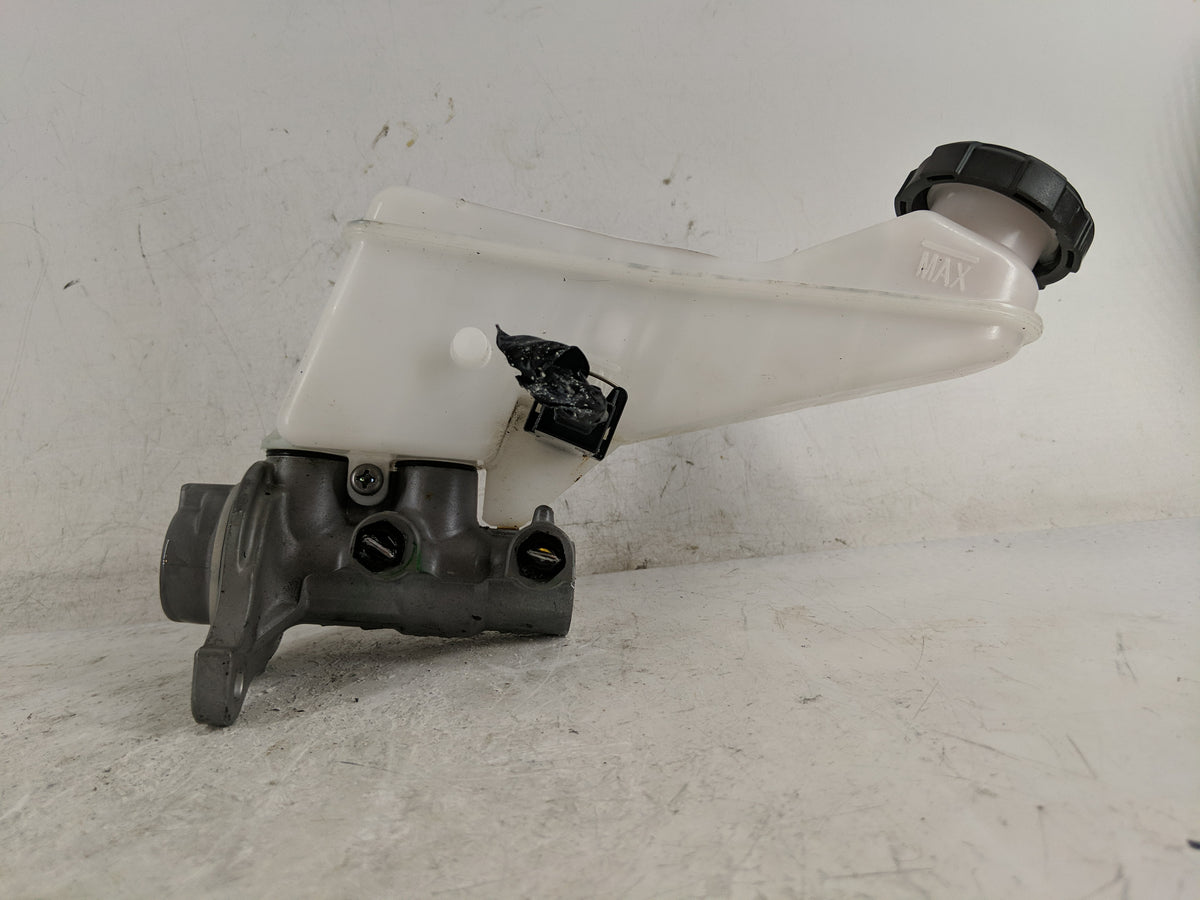 2020-2020 Hyundai Elantra Brake Master Cylinder 1221124 - Oemusedautoparts1.com
