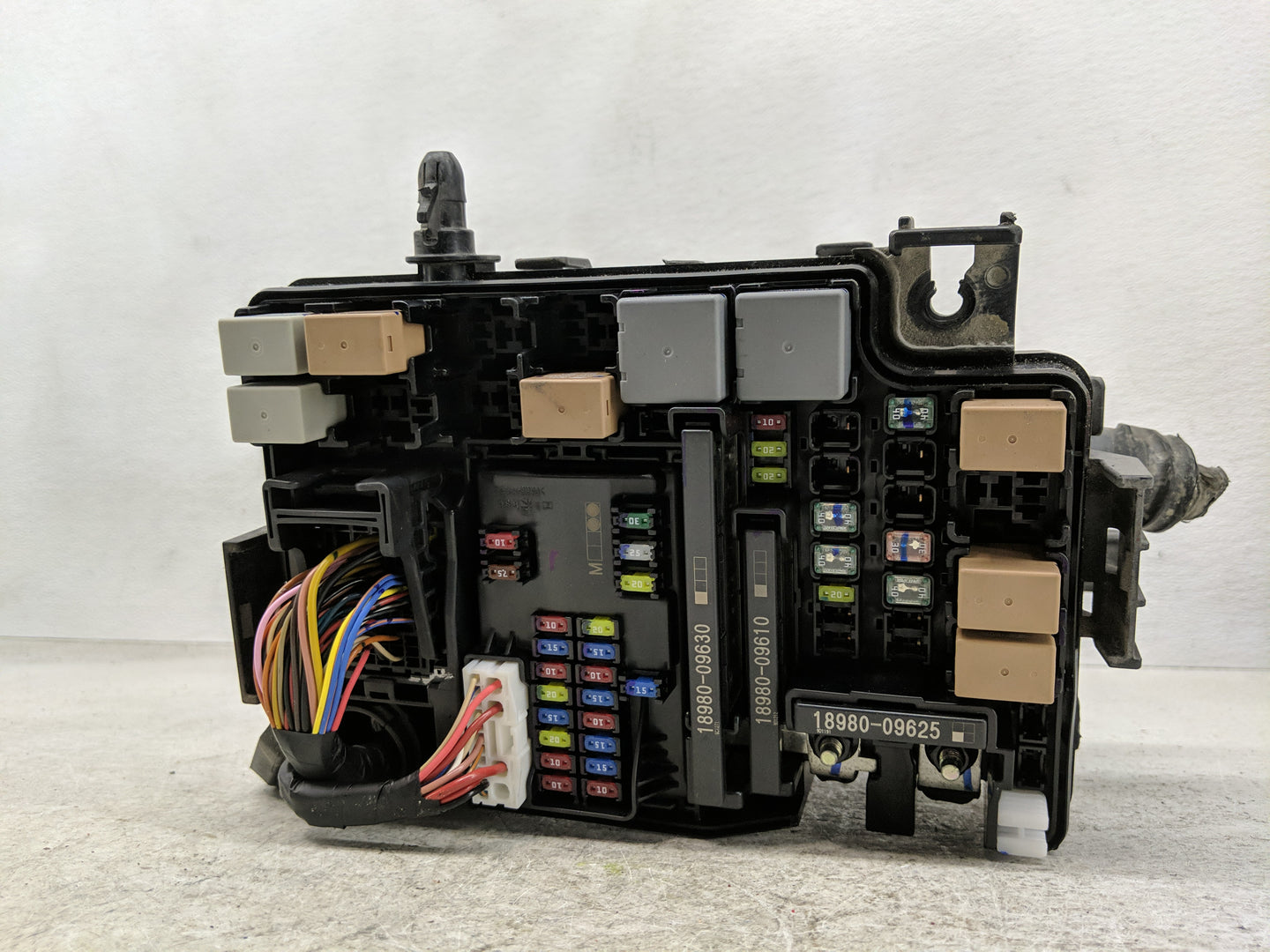 2019-2020 Hyundai Elantra Fusebox Fuse Box Panel Relay Module P/N:91956-F2025 Fits Fits 2019 2020 OEM Used Auto Parts - Oemu
