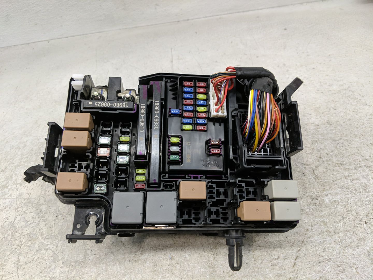 2019-2020 Hyundai Elantra Fusebox Fuse Box Panel Relay Module P/N:91956-F2025 Fits Fits 2019 2020 OEM Used Auto Parts - Oemu