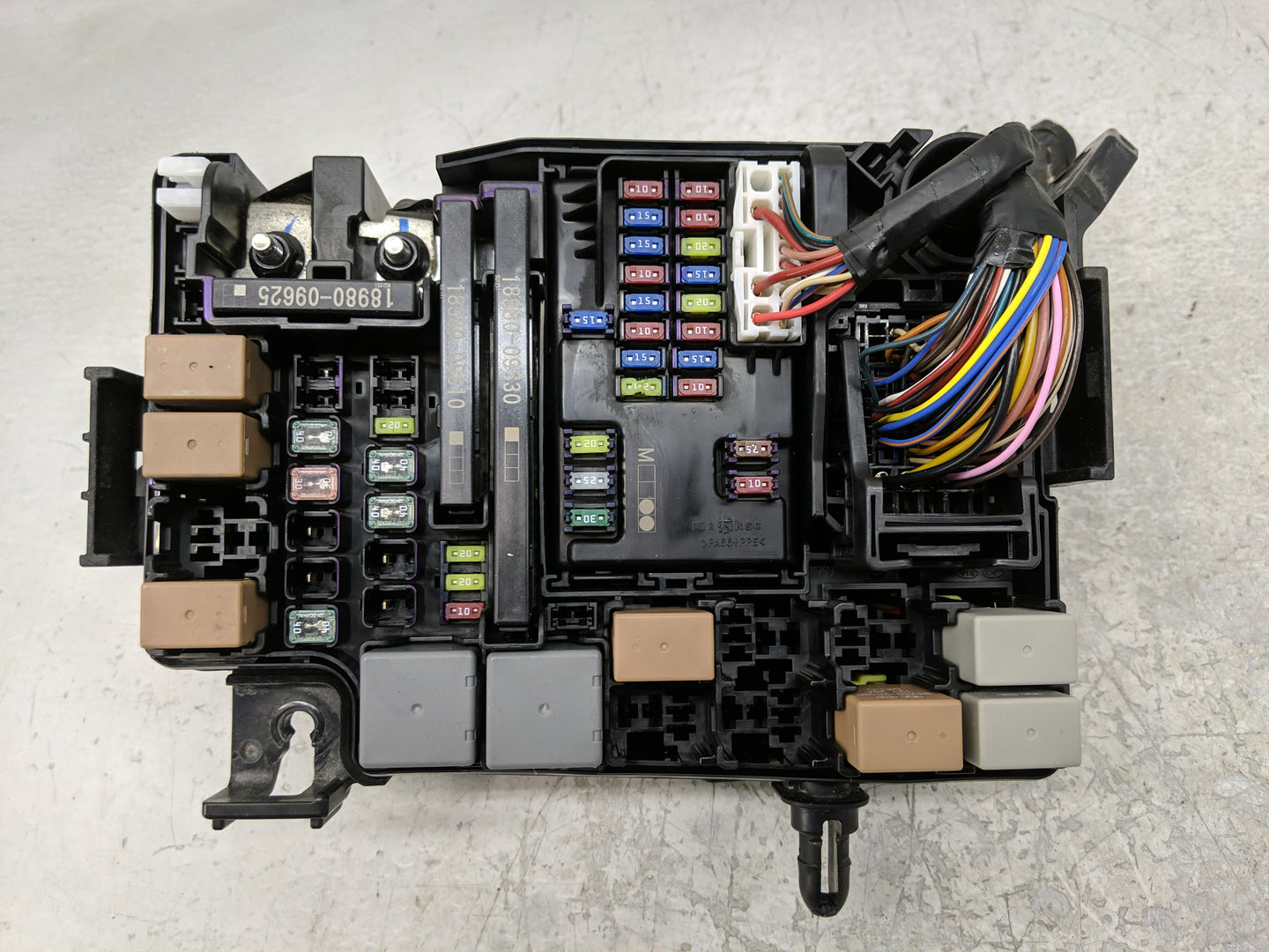 2019-2020 Hyundai Elantra Fusebox Fuse Box Panel Relay Module P/N:91210F3240AA 91956-F2025 Fits Fits 2019 2020 OEM Used Auto