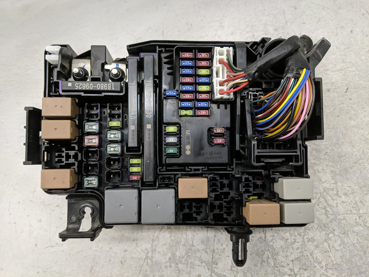 2019-2020 Hyundai Elantra Fusebox Fuse Box Panel Relay Module P/N:91210F3240AA 91956-F2025 Fits Fits 2019 2020 OEM Used Auto