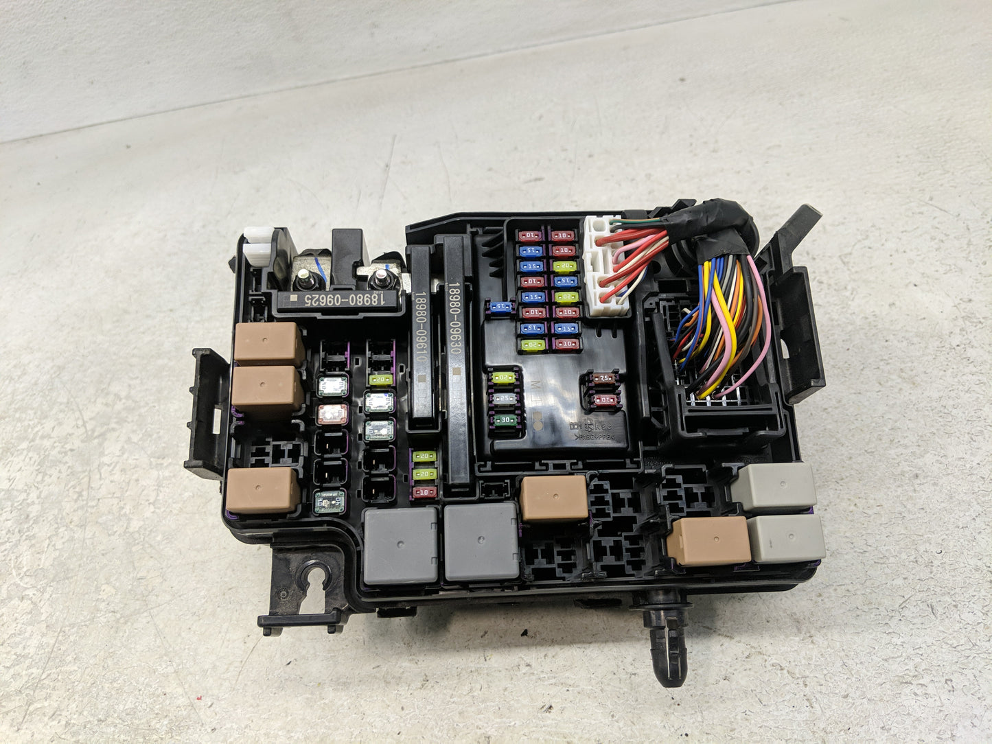 2019-2020 Hyundai Elantra Fusebox Fuse Box Panel Relay Module P/N:91956-F2025 Fits Fits 2019 2020 OEM Used Auto Parts - Oemu
