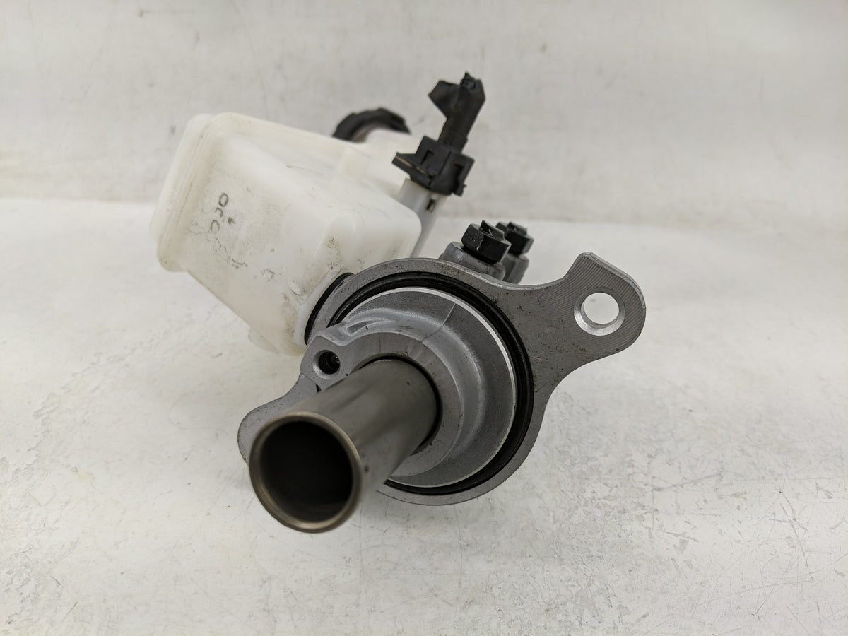 2020-2020 Hyundai Elantra Brake Master Cylinder 1311420 - Oemusedautoparts1.com