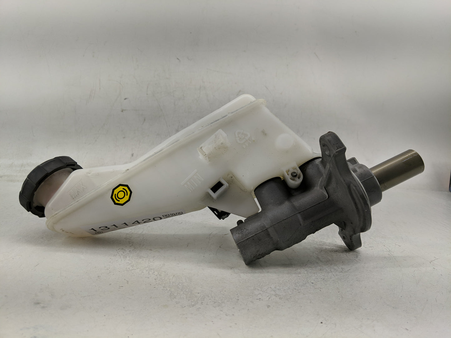 2020-2020 Hyundai Elantra Brake Master Cylinder 1311420 - Oemusedautoparts1.com
