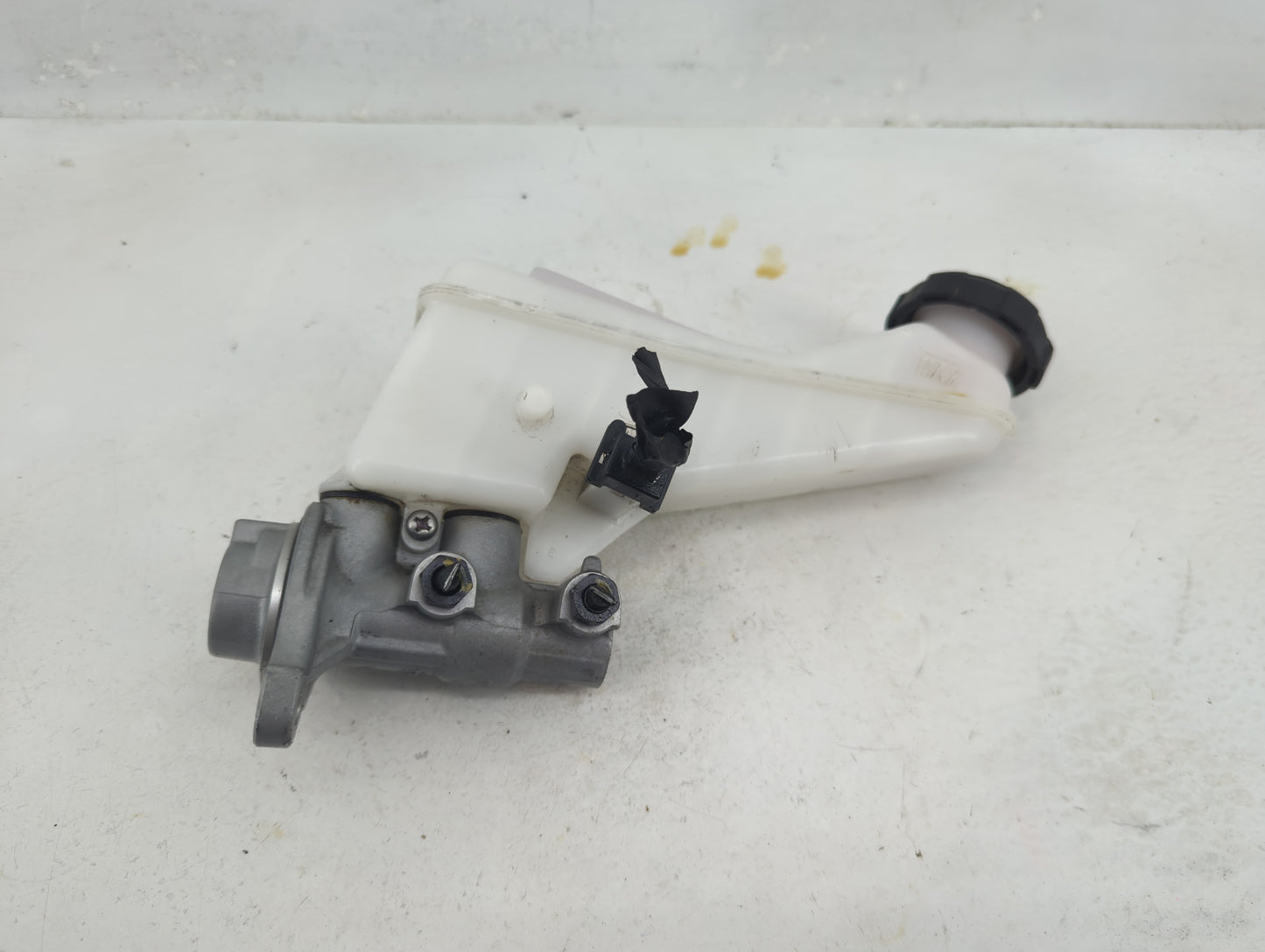 2020-2020 Hyundai Elantra Brake Master Cylinder 1376948 - Oemusedautoparts1.com