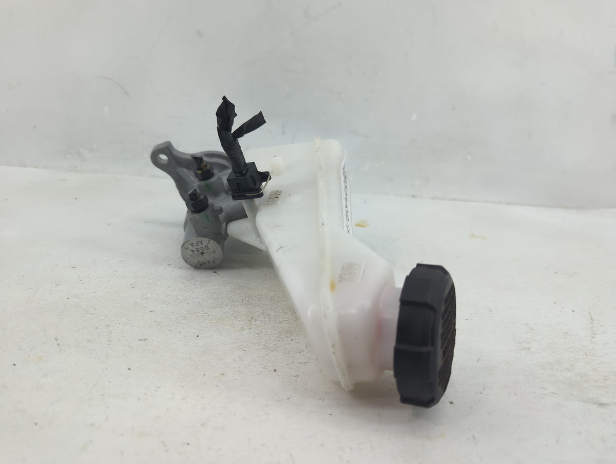2020-2020 Hyundai Elantra Brake Master Cylinder 1376948 - Oemusedautoparts1.com