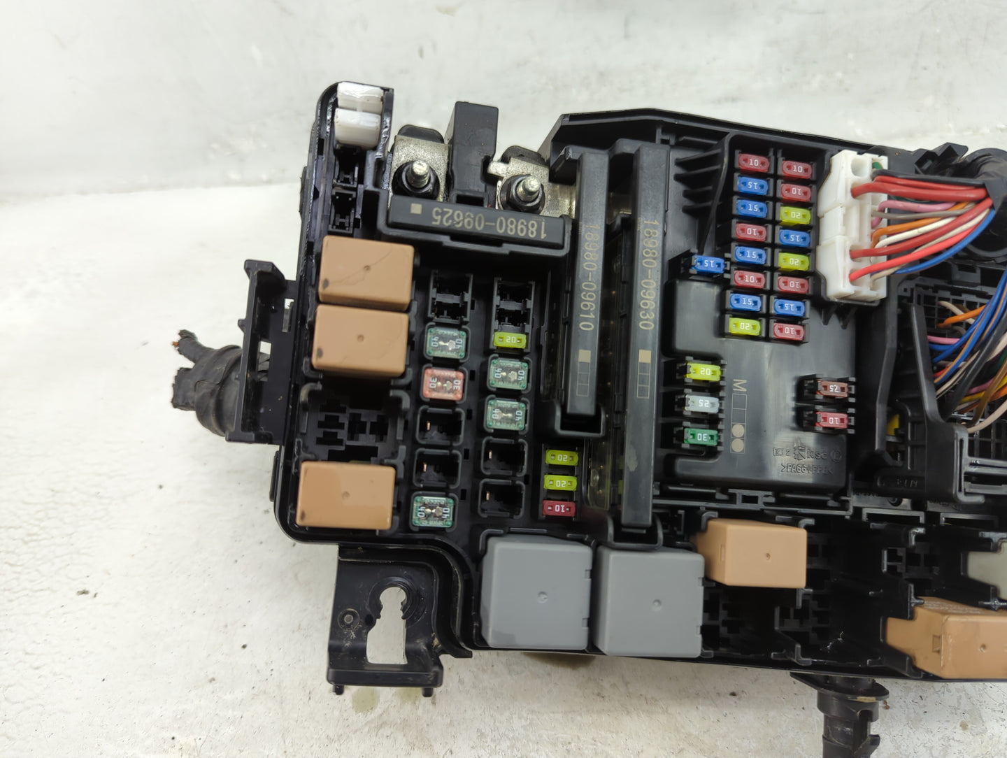 2019-2020 Hyundai Elantra Fusebox Fuse Box Panel Relay Module P/N:91956-F2025 Fits Fits 2019 2020 OEM Used Auto Parts - Oemu