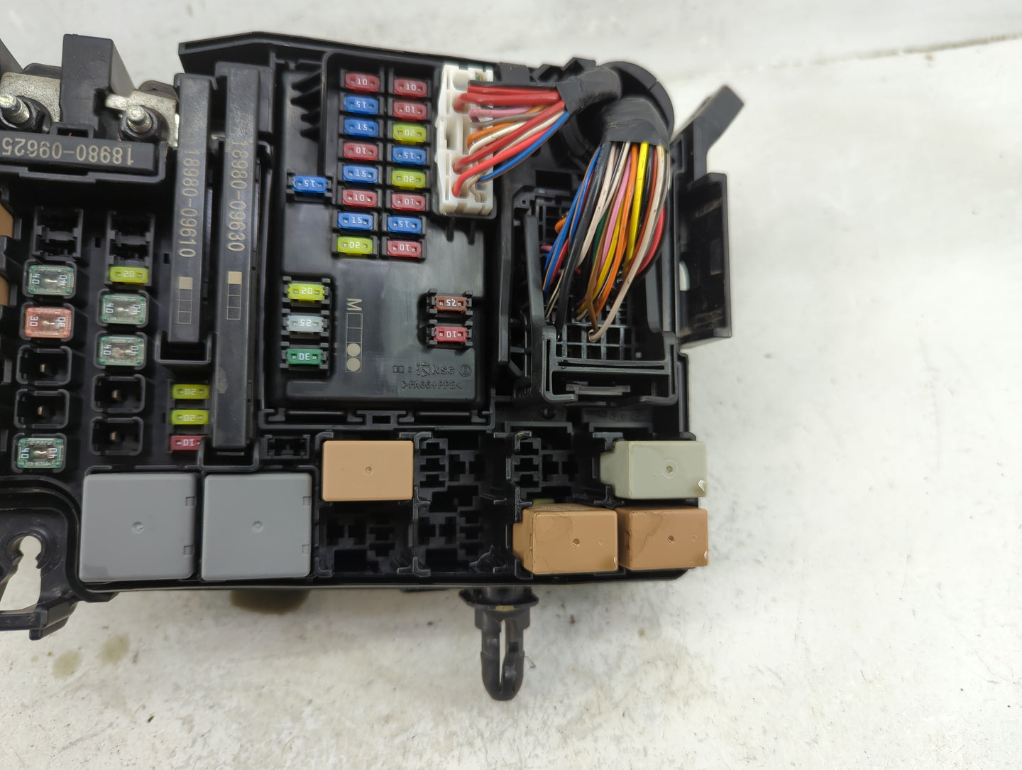 2019-2020 Hyundai Elantra Fusebox Fuse Box Panel Relay Module P/N:91956-F2025 Fits Fits 2019 2020 OEM Used Auto Parts - Oemu