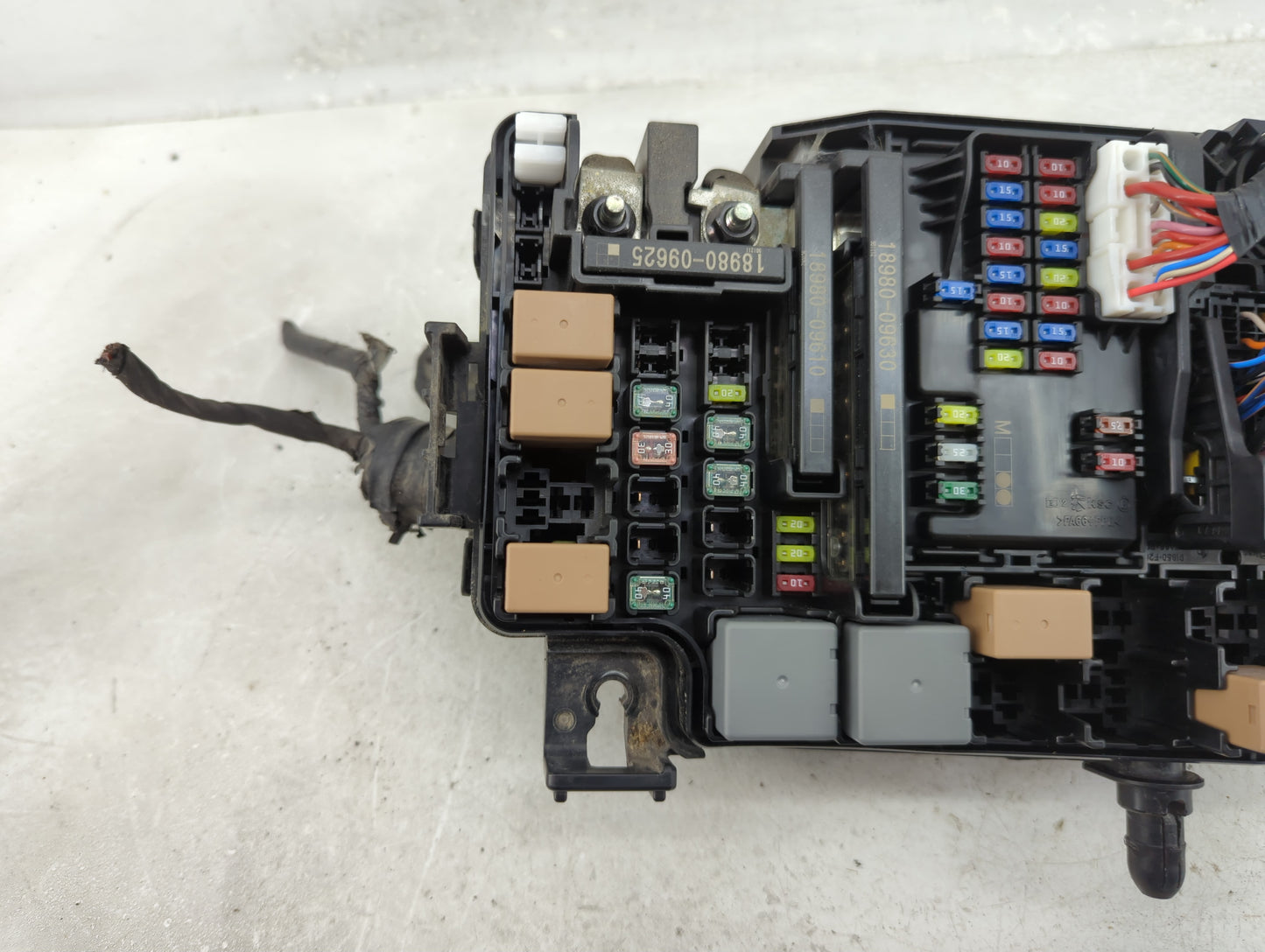 2019-2020 Hyundai Elantra Fusebox Fuse Box Panel Relay Module P/N:91260-F2420 Fits Fits 2019 2020 OEM Used Auto Parts - Oemu