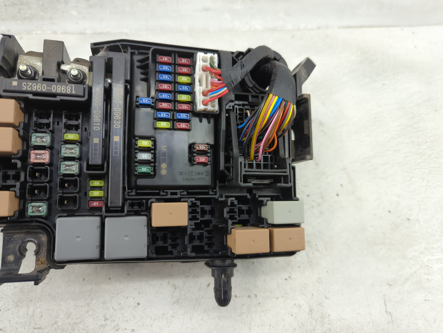 2019-2020 Hyundai Elantra Fusebox Fuse Box Panel Relay Module P/N:91260-F2420 Fits Fits 2019 2020 OEM Used Auto Parts - Oemu