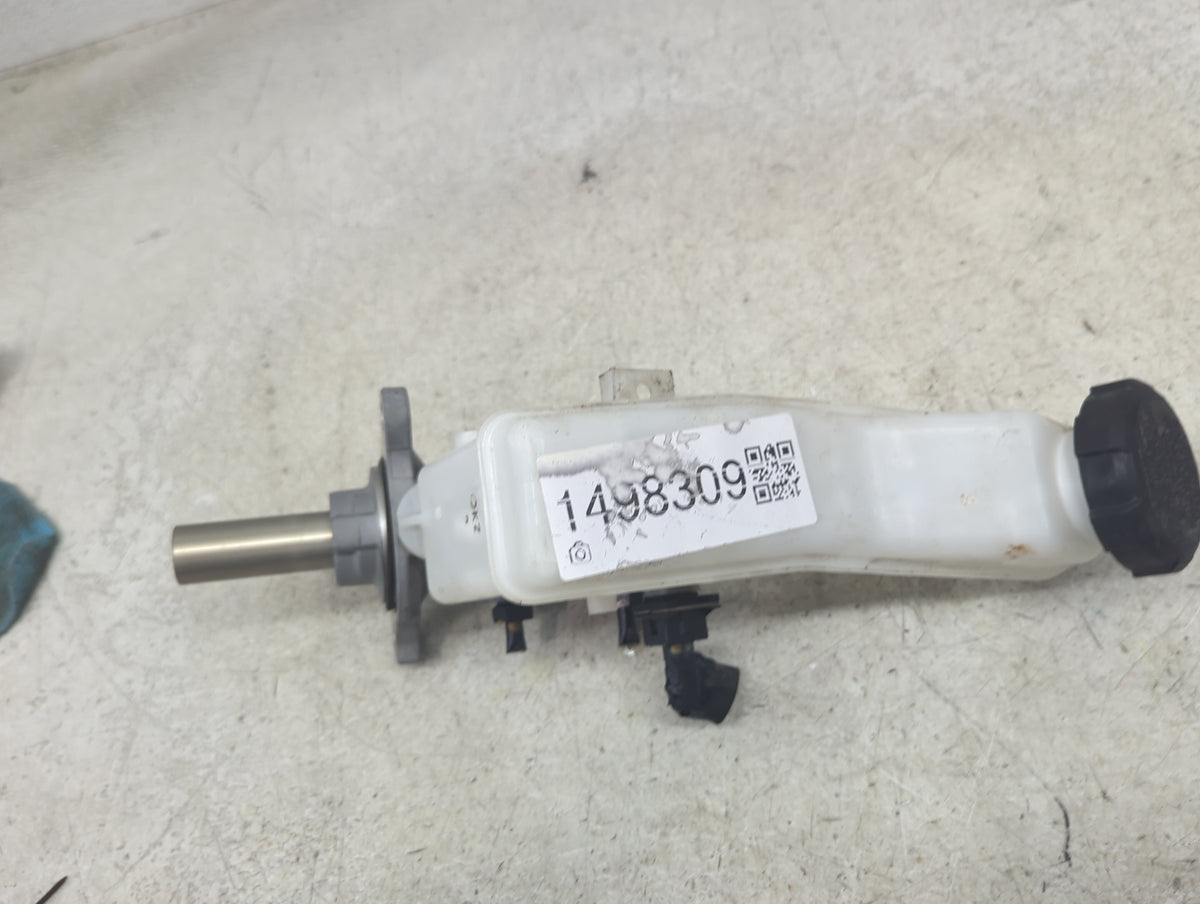 Hyundai Elantra Brake Master Cylinder 1498309 - Oemusedautoparts1.com