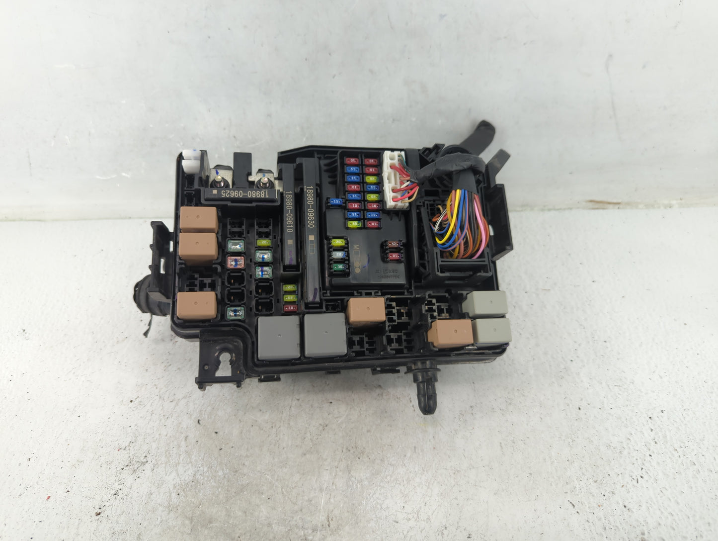 2019-2020 Hyundai Elantra Fusebox Fuse Box Panel Relay Module P/N:91210F3240AA Fits Fits 2019 2020 OEM Used Auto Parts - Oem