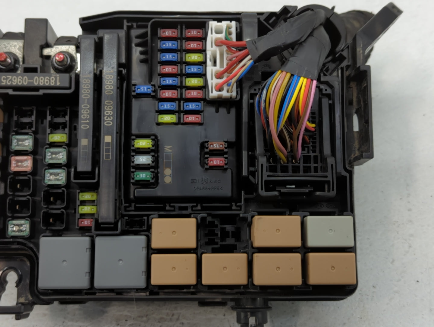 2019-2020 Hyundai Elantra Fusebox Fuse Box Panel Relay Module P/N:91260 F2440 Fits Fits 2019 2020 OEM Used Auto Parts - Oemu