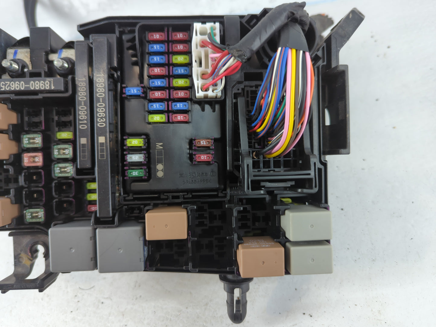 2019-2020 Hyundai Elantra Fusebox Fuse Box Panel Relay Module P/N:91956-F2025 Fits Fits 2019 2020 OEM Used Auto Parts - Oemu