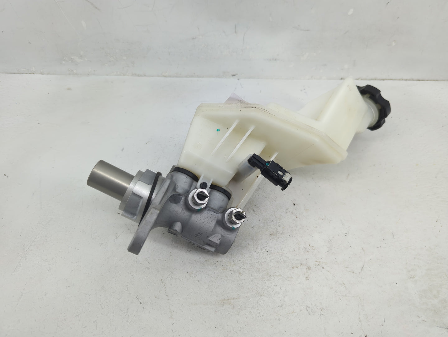 2018-2021 Hyundai Kona Brake Master Cylinder 1376314 - Oemusedautoparts1.com