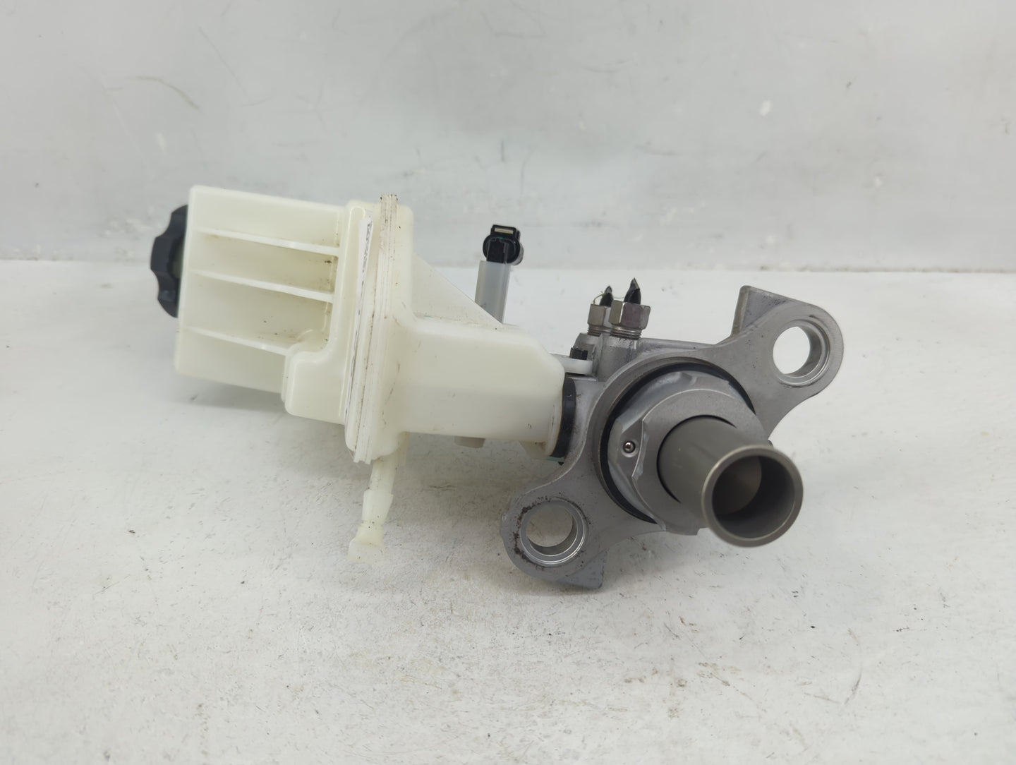 2018-2021 Hyundai Kona Brake Master Cylinder 1376314 - Oemusedautoparts1.com