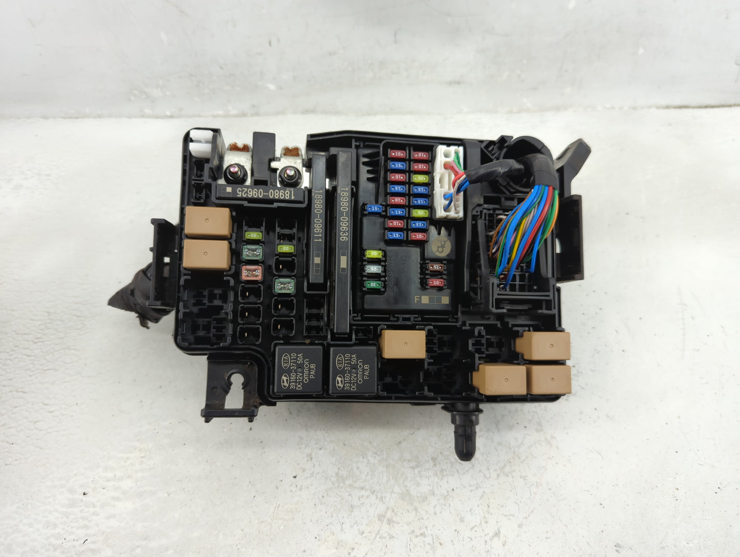 2018-2021 Hyundai Kona Fusebox Fuse Box Panel Relay Module P/N:91956-J9520 Fits Fits 2018 2019 2020 2021 OEM Used Auto Parts