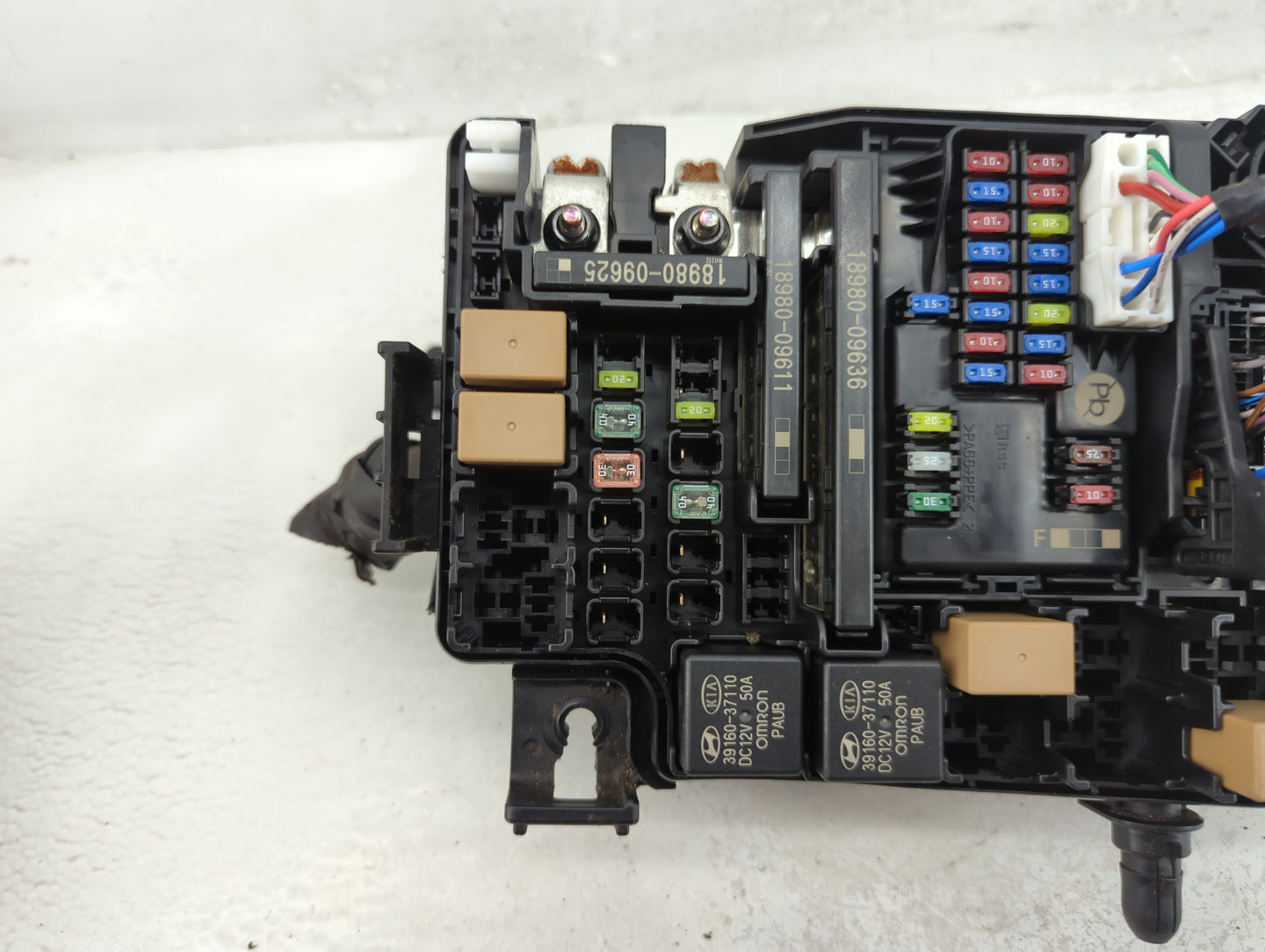 2018-2021 Hyundai Kona Fusebox Fuse Box Panel Relay Module P/N:91956-J9520 Fits Fits 2018 2019 2020 2021 OEM Used Auto Parts