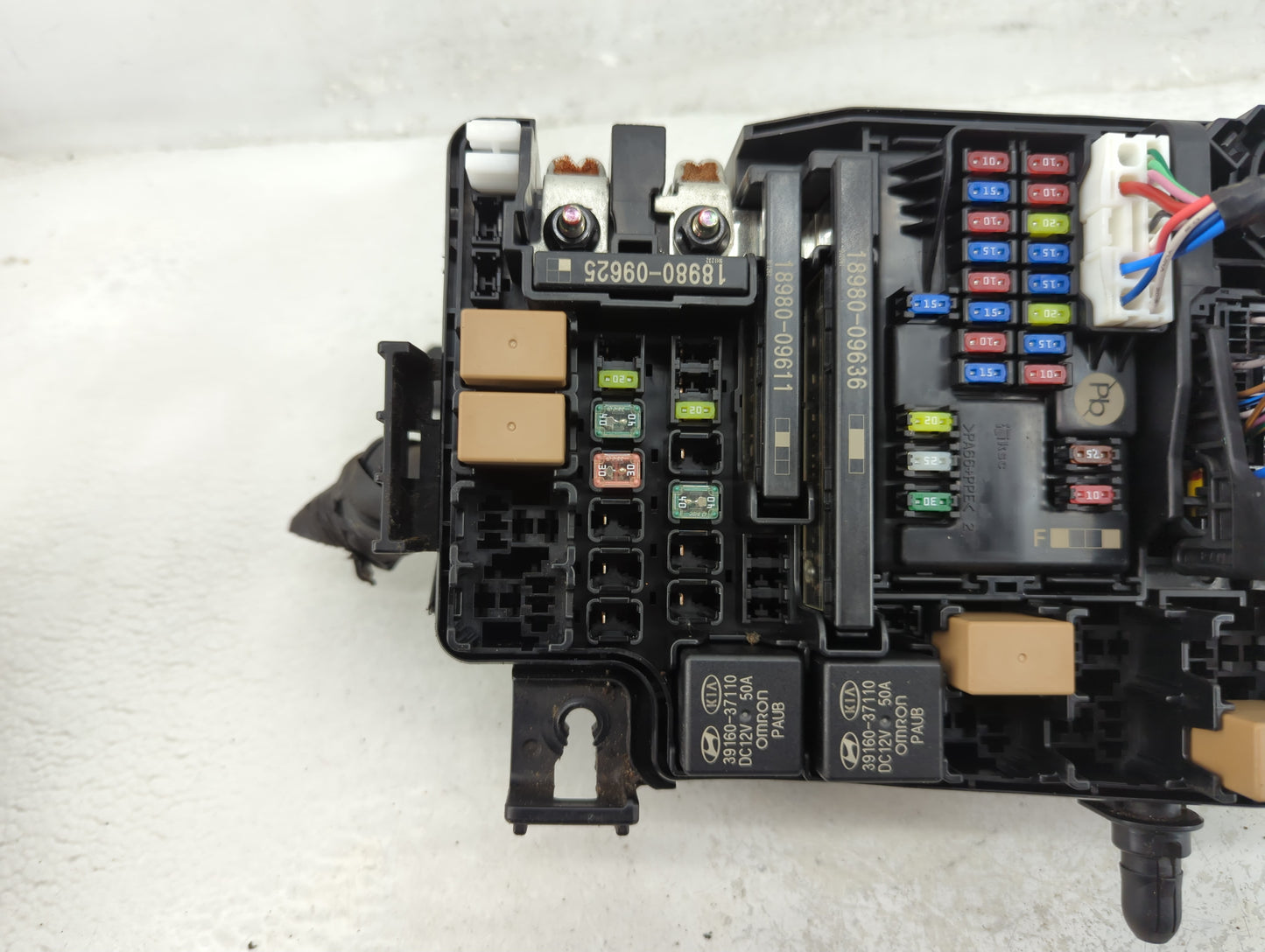 2018-2021 Hyundai Kona Fusebox Fuse Box Panel Relay Module P/N:91956-J9520 Fits Fits 2018 2019 2020 2021 OEM Used Auto Parts