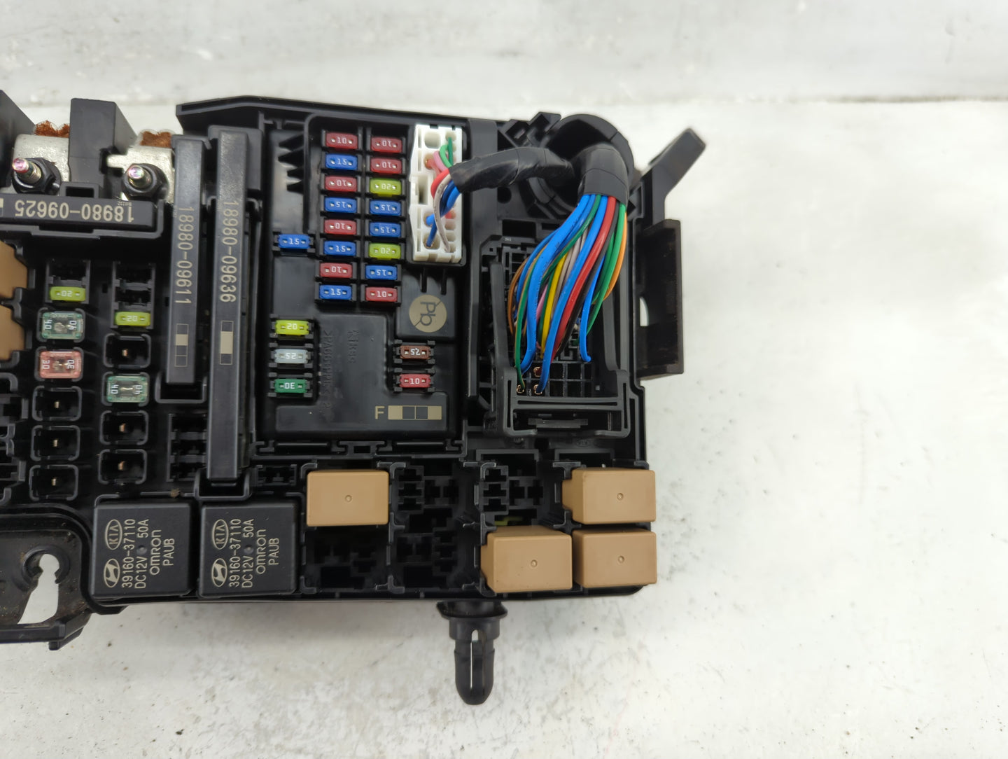 2018-2021 Hyundai Kona Fusebox Fuse Box Panel Relay Module P/N:91956-J9520 Fits Fits 2018 2019 2020 2021 OEM Used Auto Parts