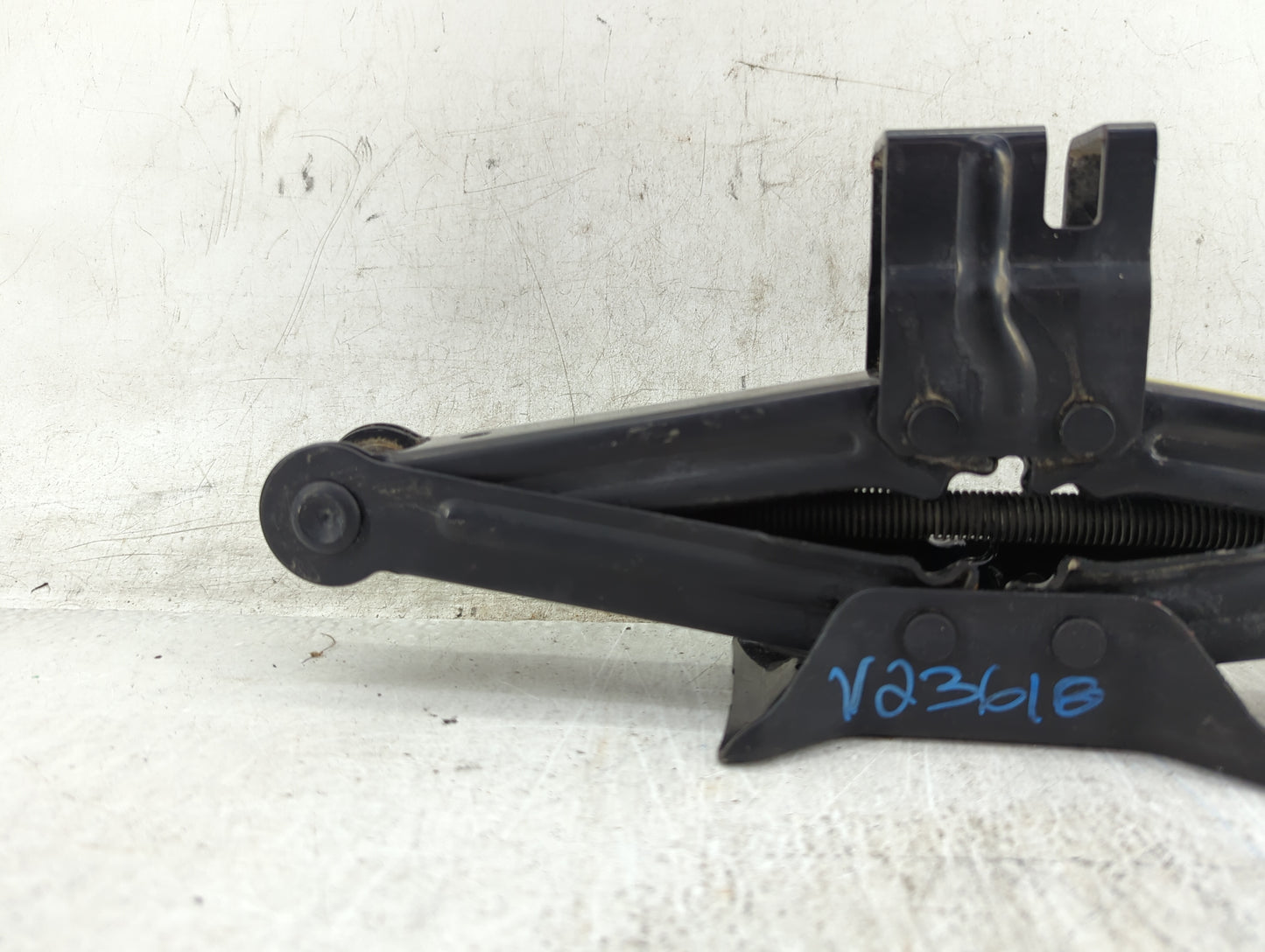 2020 Hyundai Kona Spare Scissor Car Jack - Oemusedautoparts1.com